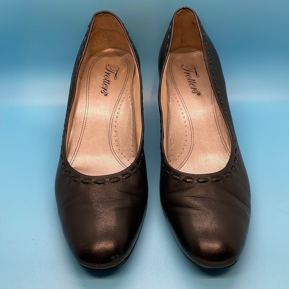 Trotters Black Leather Jackie Pump